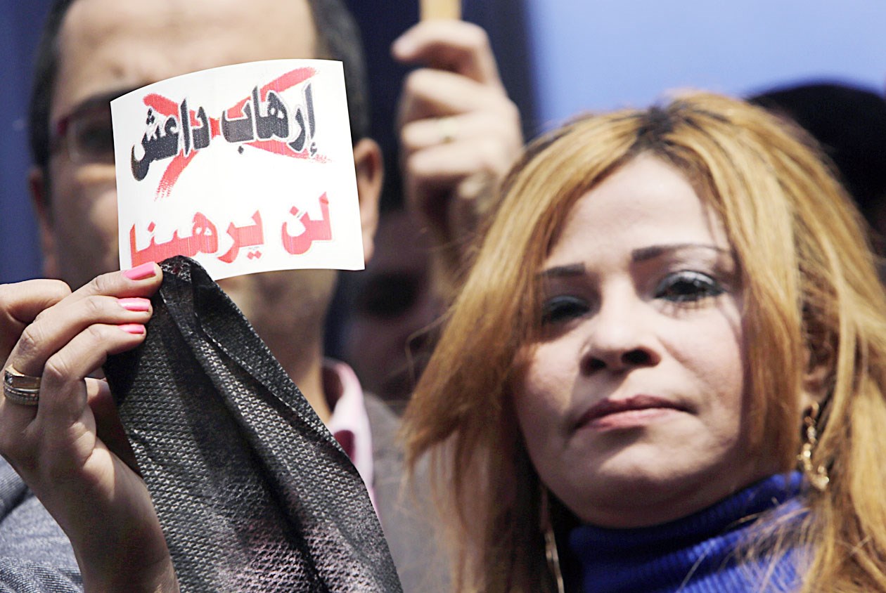 u0645u062au0638u0627u0647u0631u0629 u062au0631u0641u0639 u0634u0639u0627u0631u0627u064b u0636u062f u00abu0627u0644u0625u0631u0647u0627u0628u00bb u062eu0644u0627u0644 u062au062cu0645u0651u0639 u0623u0645u0627u0645 u0646u0642u0627u0628u0629 u0627u0644u0635u062du0627u0641u064au064au0646 u0641u064a u0627u0644u0642u0627u0647u0631u0629 u0623u0645u0633   ( u0623 u0628)