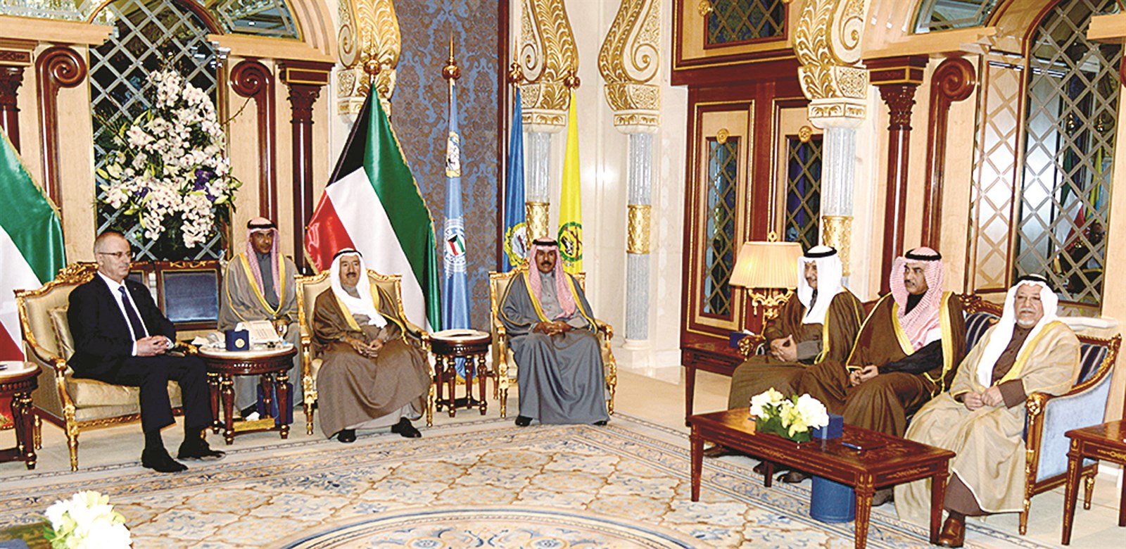 الامير مستقبلاً الحمدالله بحضور ولي العهد والمبارك وصباح الخالد وعلي الجراح