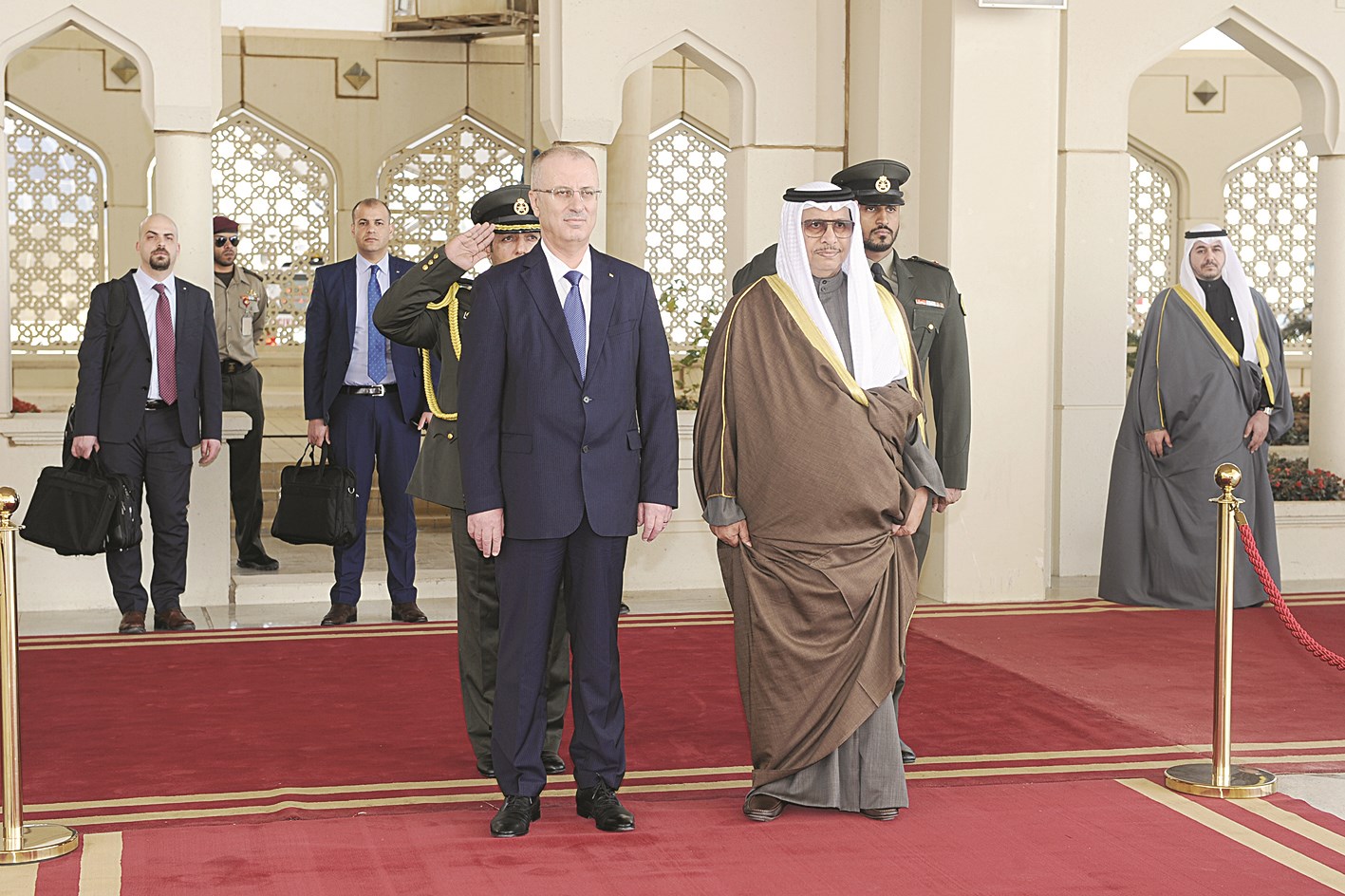 المبارك مستقبلاً رئيس الوزراء الفلسطيني في المطار