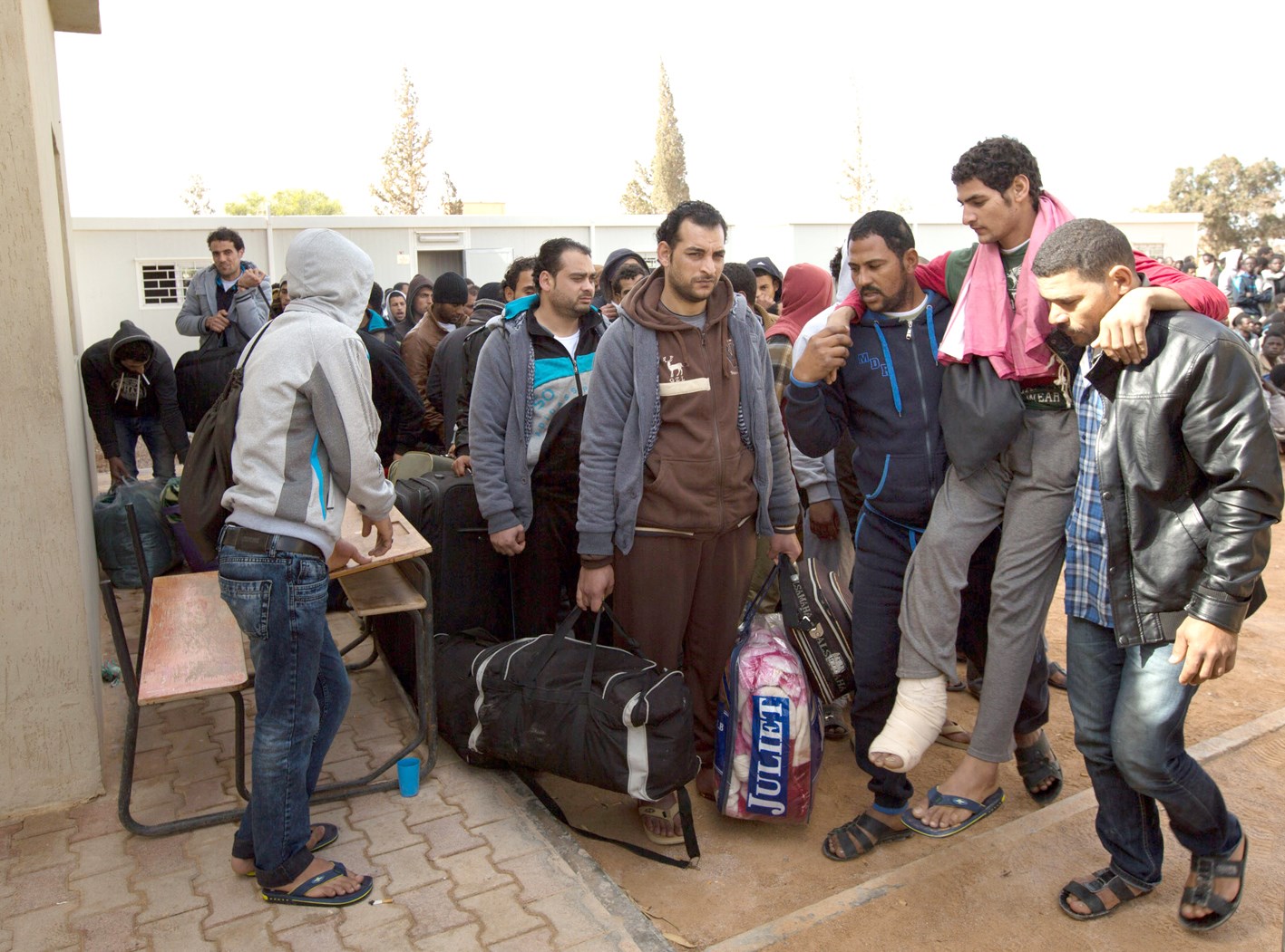 u0645u0635u0631u064au0648u0646 u0641u064a u0645u0631u0643u0632 u0627u062du062au062cu0627u0632 u0644u0644u0645u0647u0627u062cu0631u064au0646 u063au064au0631 u0627u0644u0634u0631u0639u064au064au0646 u0641u064a u0645u0635u0631u0627u062au0629 u0642u0628u0644 u062au0631u062du064au0644u0647u0645 u0625u0644u0649 u0628u0644u0627u062fu0647u0645 ( u0627 u0628)