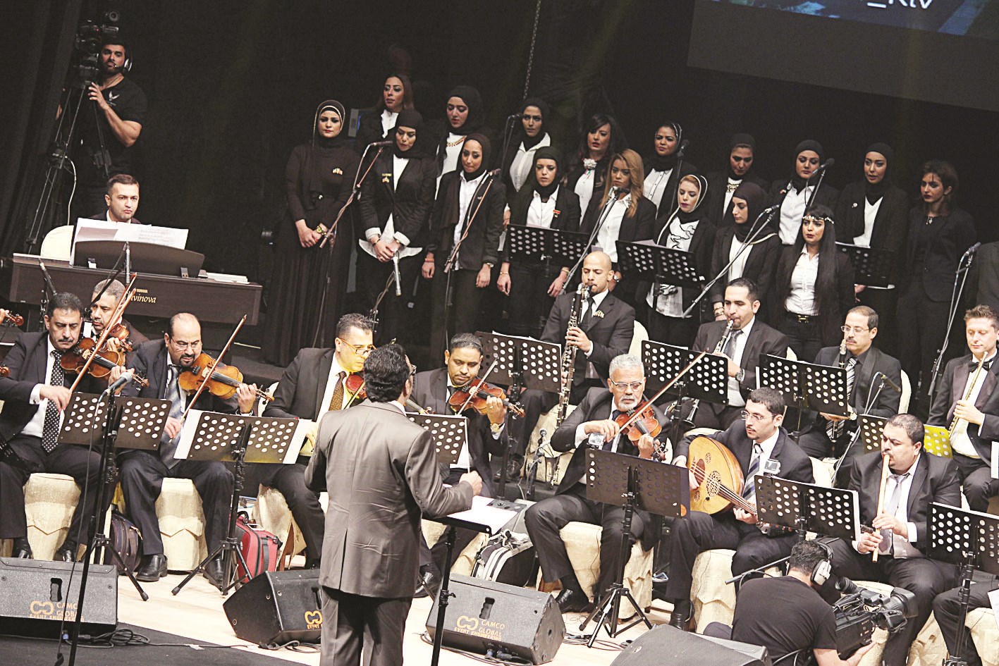 المايسترو عامر جعفر يقود الأوركسترا (تصوير كرم ذياب)