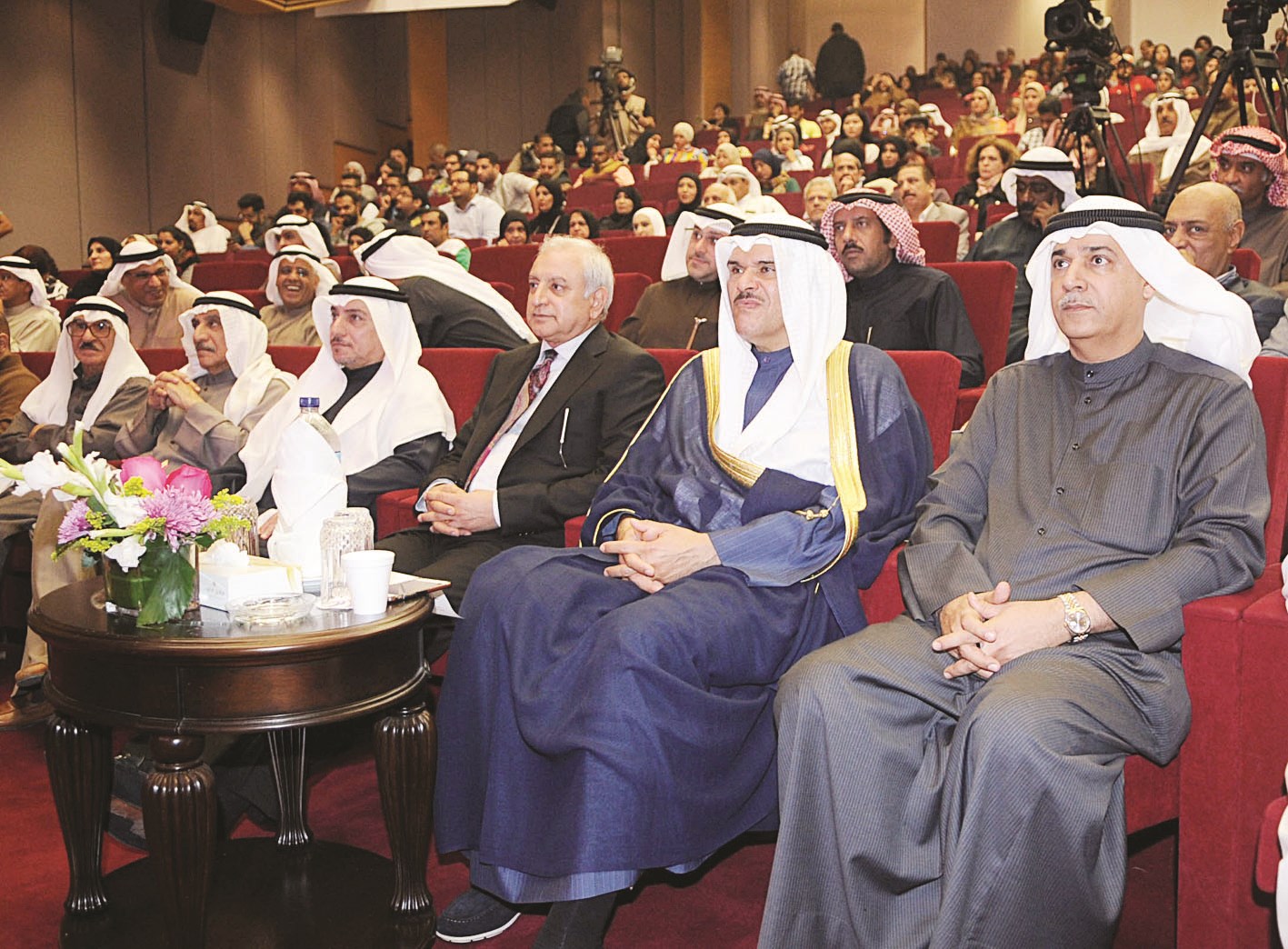 سلمان الحمود والعيسى واليوحة في مقدم الحضور