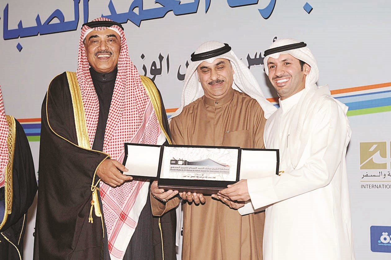 الخالد يسلّم الزميل حمد السهيل جائزة المركز الثالث