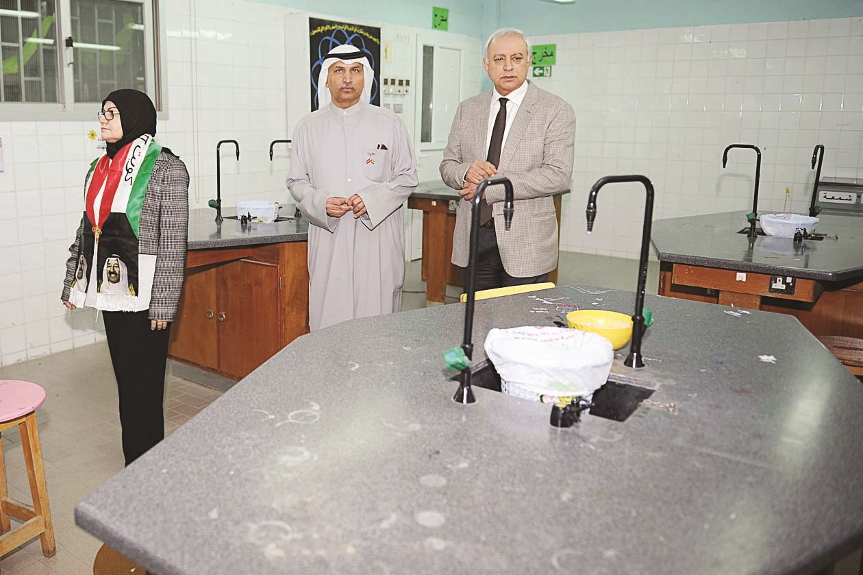 في أحد المختبرات                       (تصوير جلال معوض)