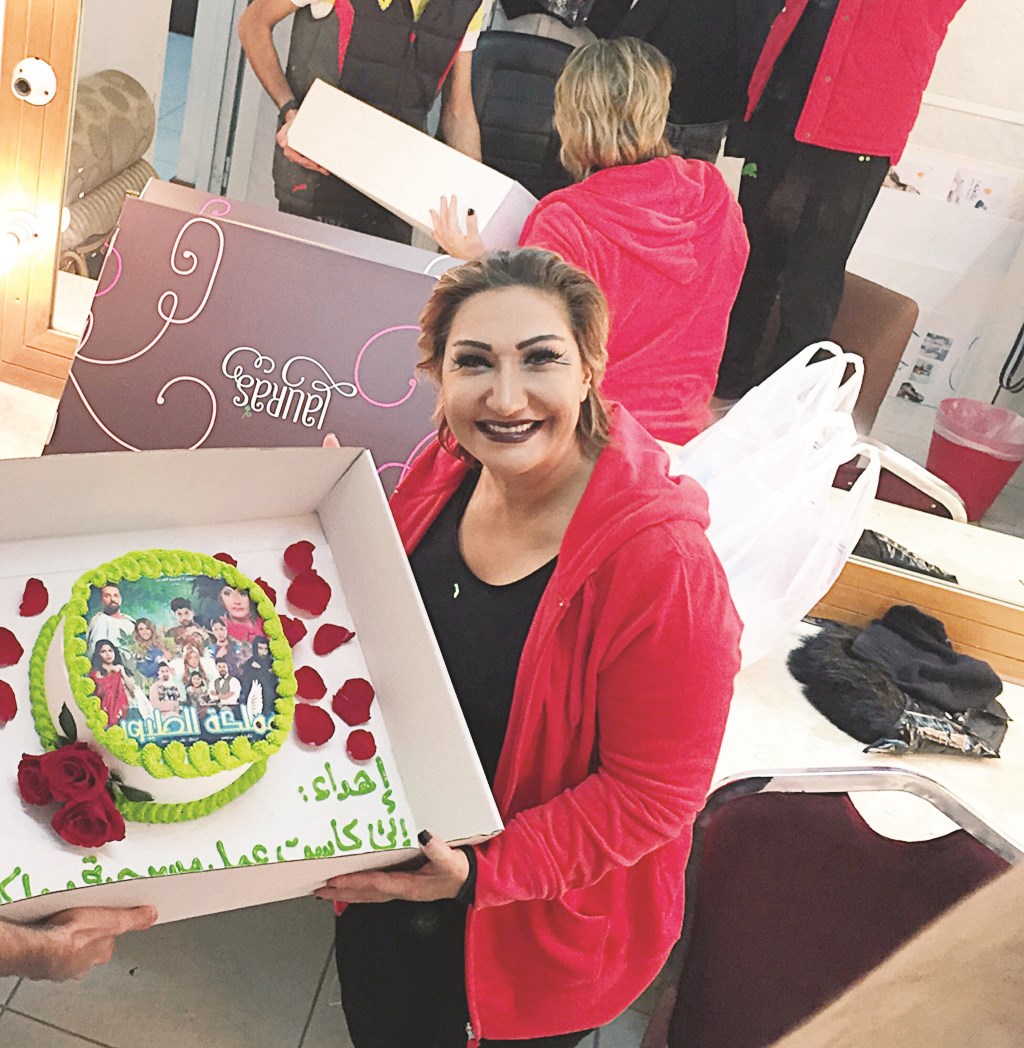 سحر حسين مع كعكة «فانز» البناو