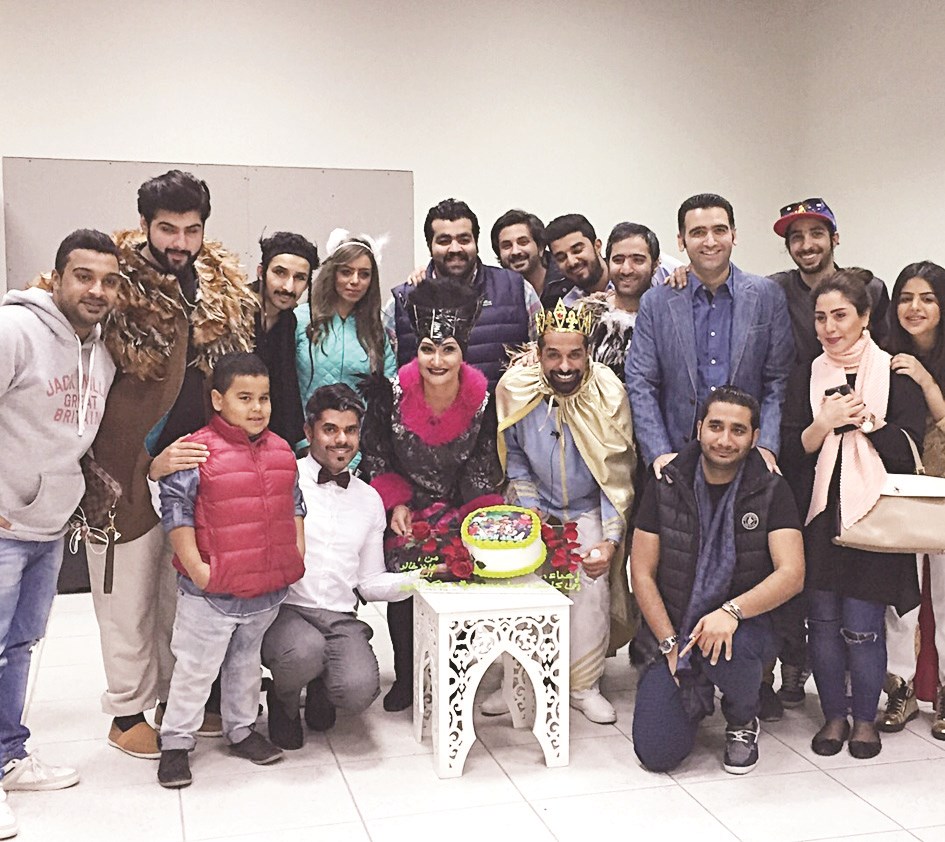 u0623u0633u0631u0629 u00abu0645u0645u0644u0643u0629 u0627u0644u0637u064au0648u0631u00bb u0645u0639 u0636u064au0648u0641u0647u0645 u0627u0644u0641u0646u0627u0646u064au0646