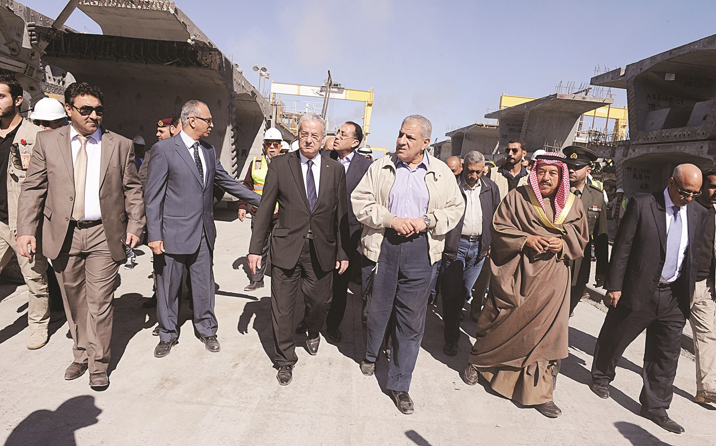 محلب والوفد المرافق له في جولة على مشروع طريق الجهراء