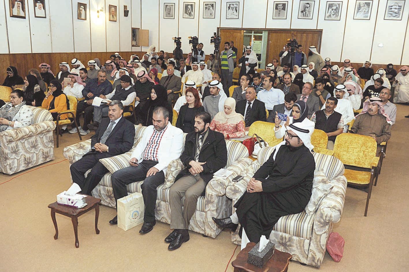 u062cu0627u0646u0628 u0645u0646 u0627u0644u062du0636u0648u0631     (u062au0635u0648u064au0631 u0632u0643u0631u064au0627 u0639u0637u064au0629)