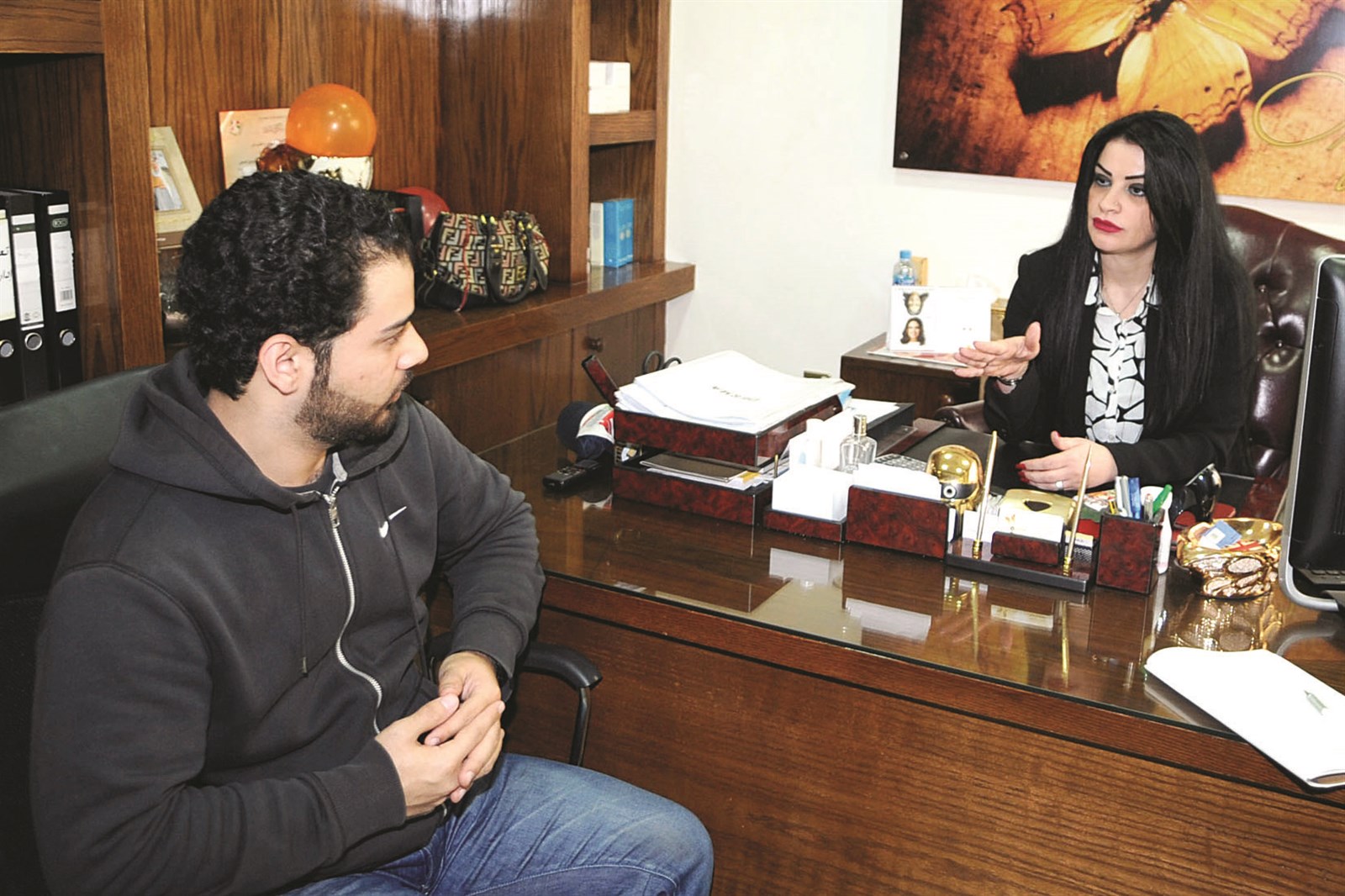 مشلب متحدثةً إلى الزميل علاء محمود