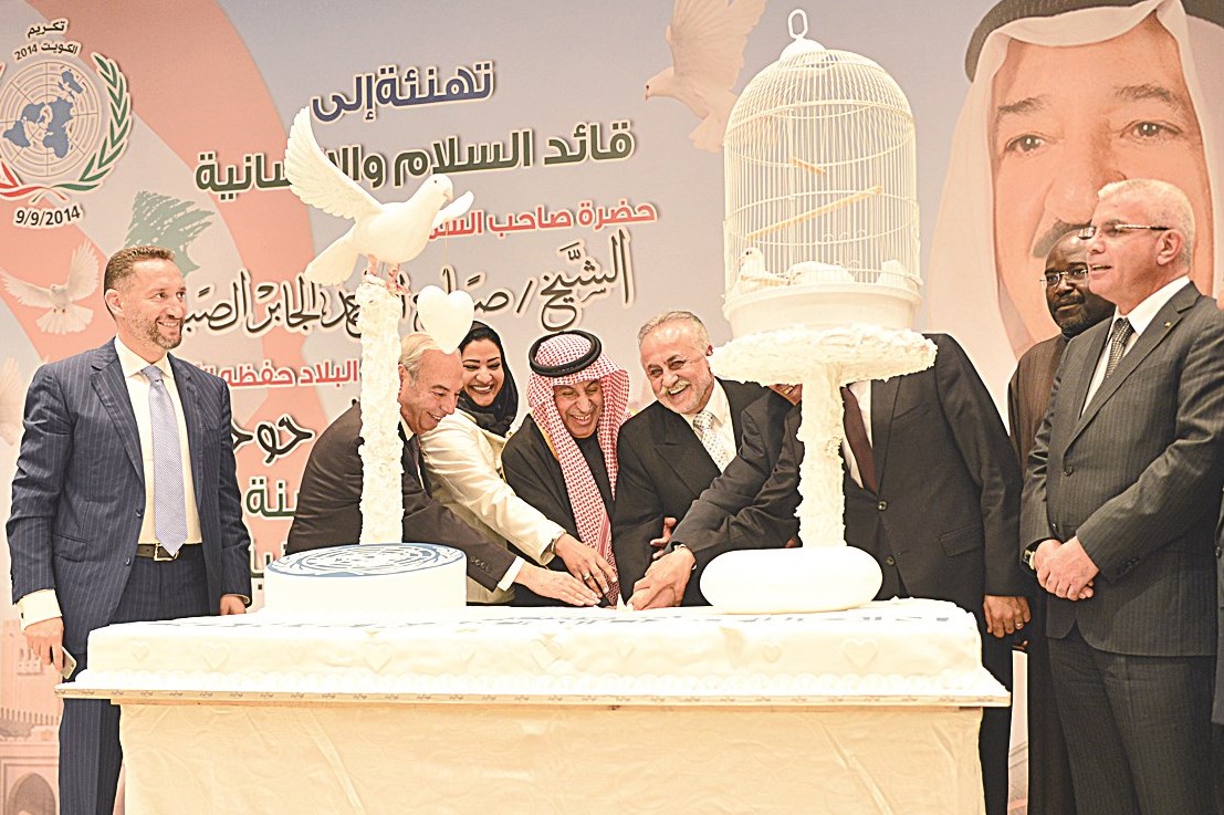 قطع قالب حلوى الحفل بمشاركة سفراء وحضور