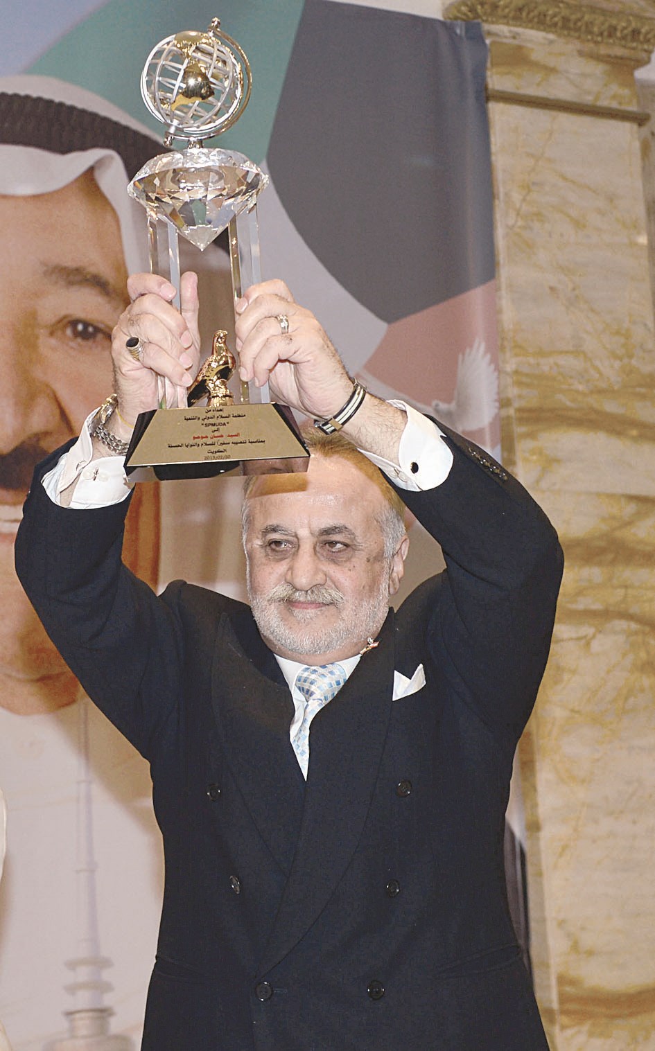 حسان حوحو متسلماً كأس تنصيبه سفيراً للسلام والنوايا الحسنة والإنسانية