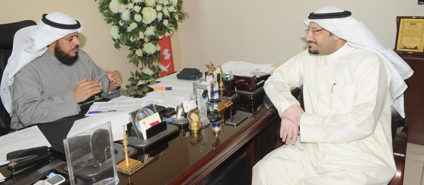 الدوسري متحدثاً للزميل ناصر الفرحان