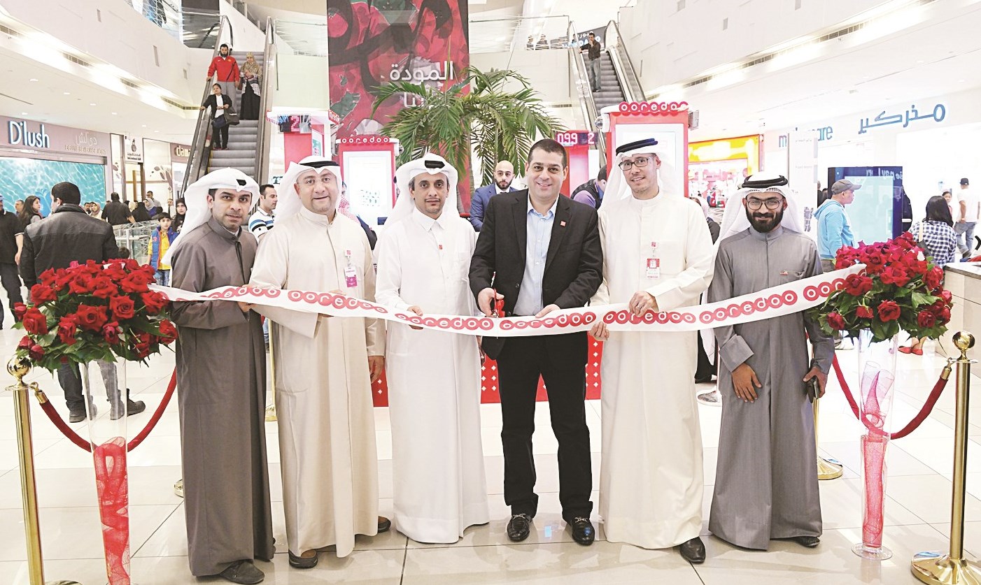 فريق الشركة يقص شريط افتتاح الفرع الجديد