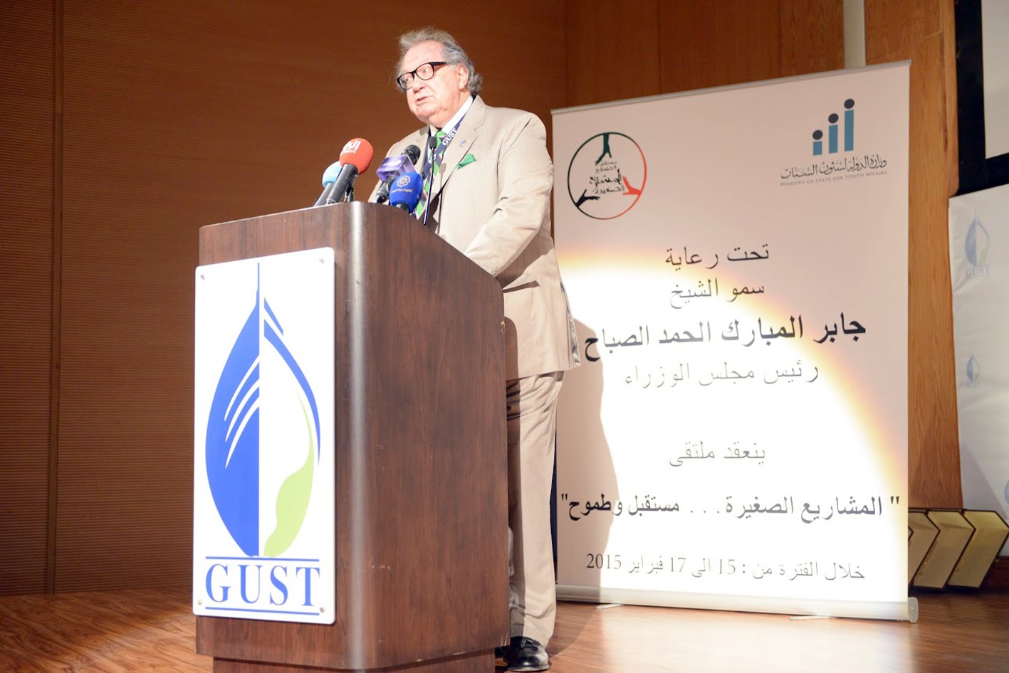 دونالد بايتس متحدثاً