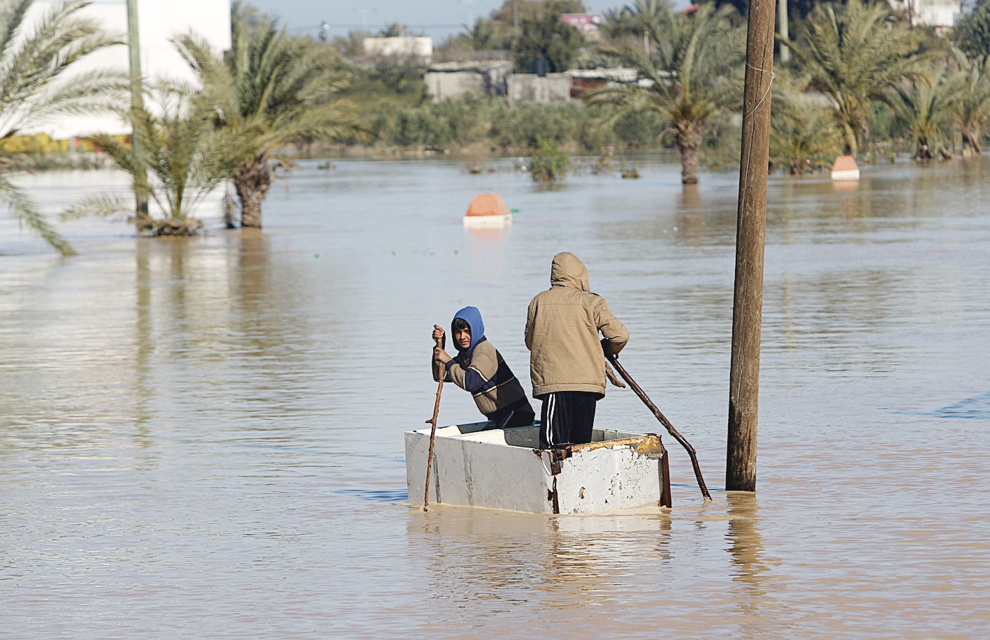 u0637u0641u0644u0627u0646 u0641u0644u0633u0637u064au0646u064au0627u0646 u0641u064a u0645u0646u0637u0642u0629 u063au0645u0631u062au0647u0627 u0627u0644u0645u064au0627u0647 u0628u0639u062fu0645u0627 u0641u062au062du062a u0625u0633u0631u0627u0626u064au0644 u0623u0628u0648u0627u0628 u0633u062f u0639u0644u0649 u0637u0648u0644 u062du062fu0648u062fu0647u0627 u0645u0639 u0642u0637u0627u0639 u063au0632u0629 ( u0627 u0641 u0628)