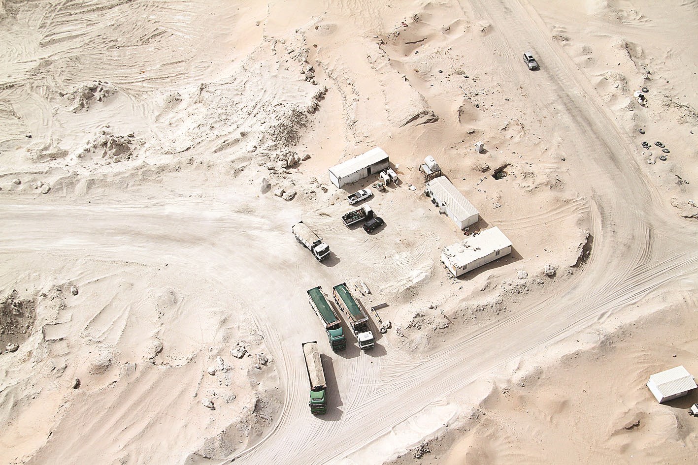 الشاحنات تشحن التراب