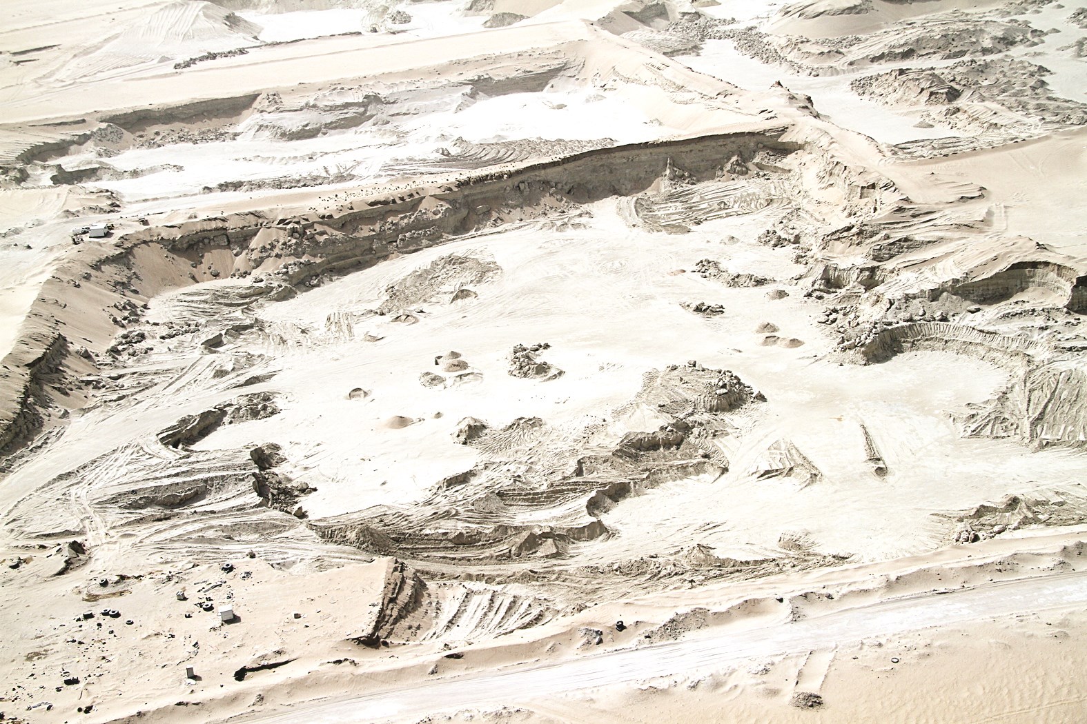 أثر «الدراكيل» على الصحراء ... دمار بيئي