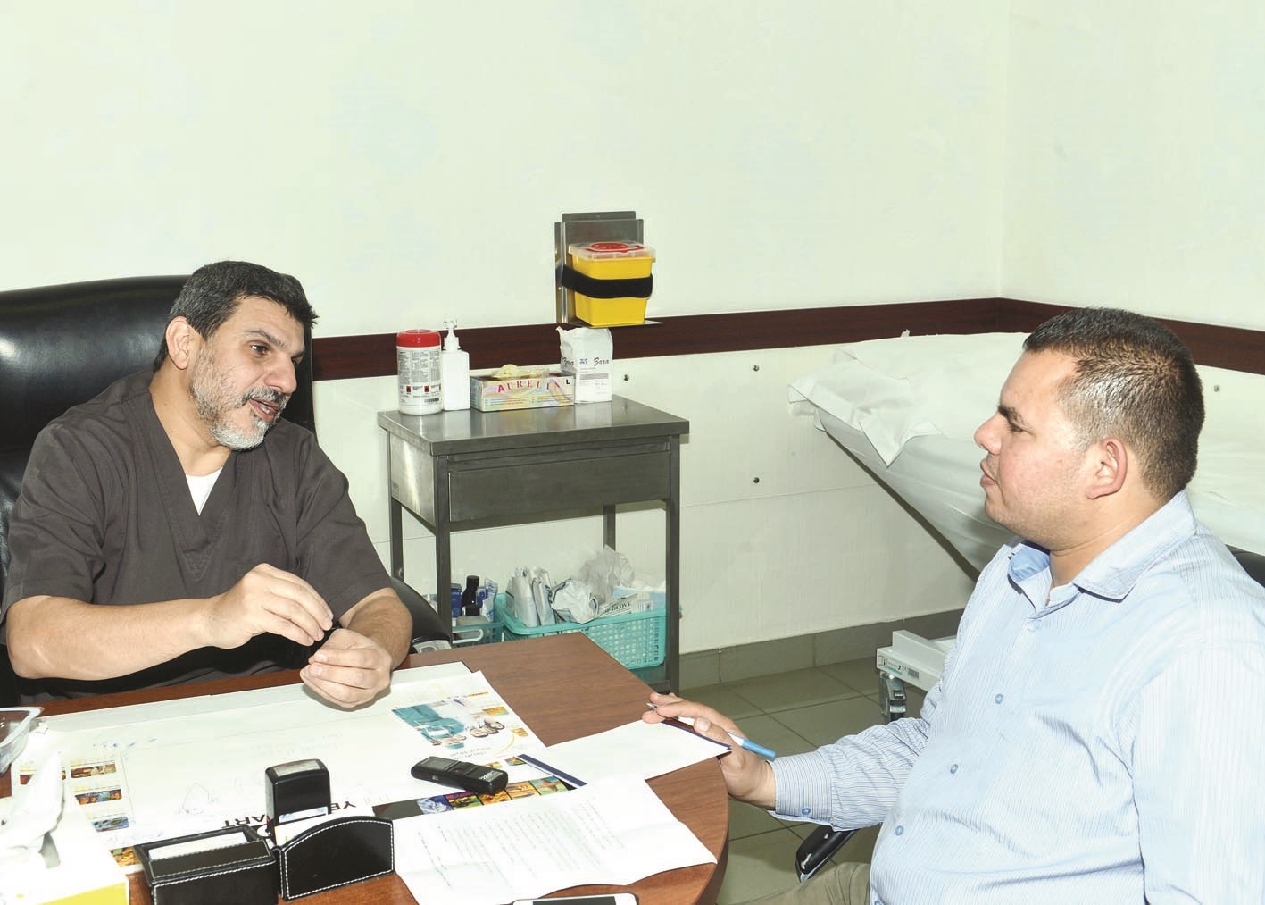 عدنان صادق متحدثا للزميل باسم عبدالرحمن