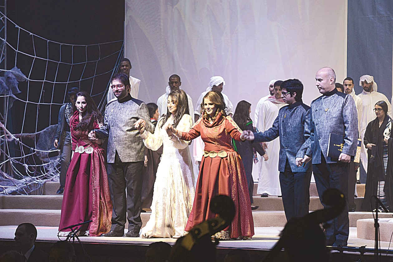 الفنانون على خشبة المسرح