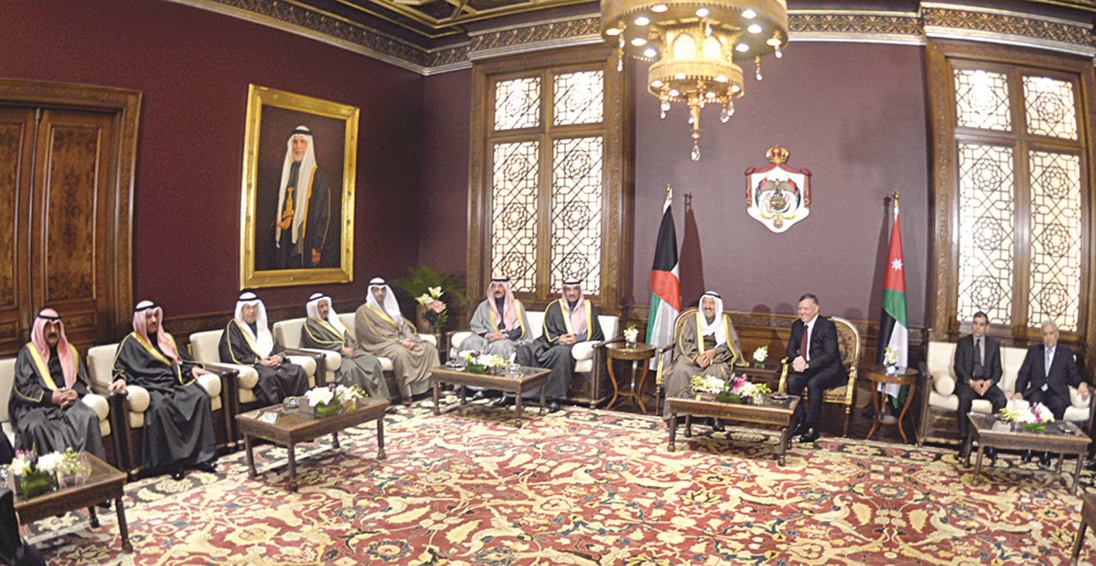 سمو الأمير والملك عبدالله ووفدا البلدين خلال المحادثات
