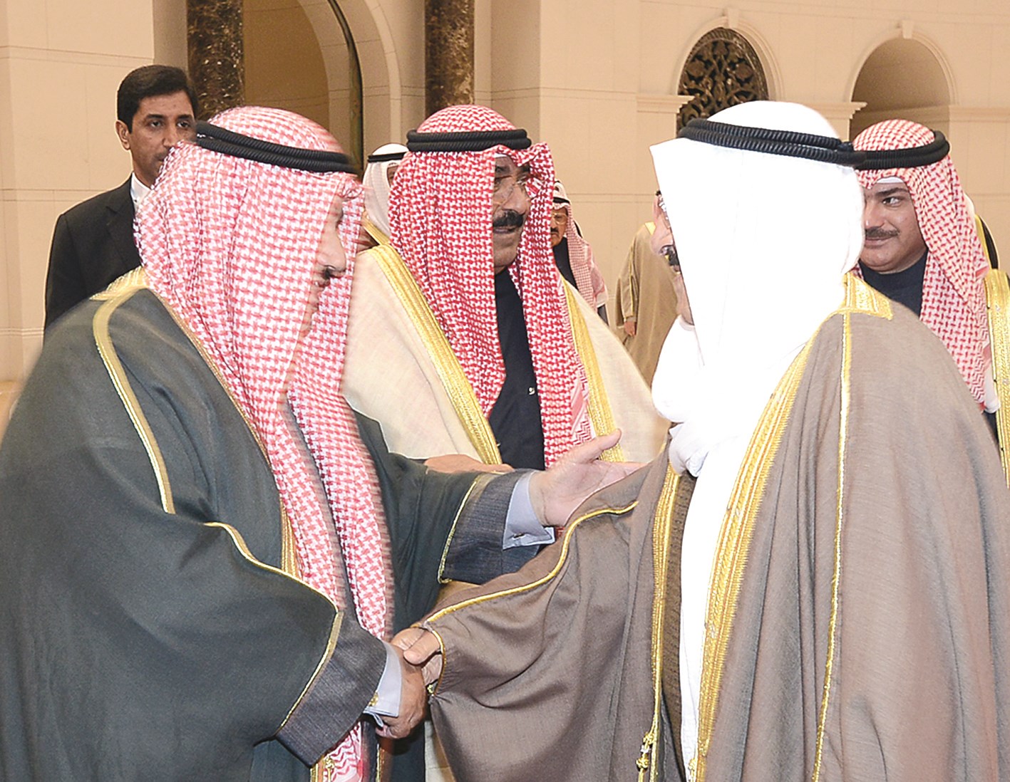 ... ومصافحاً ناصر المحمد قبيل المغادرة