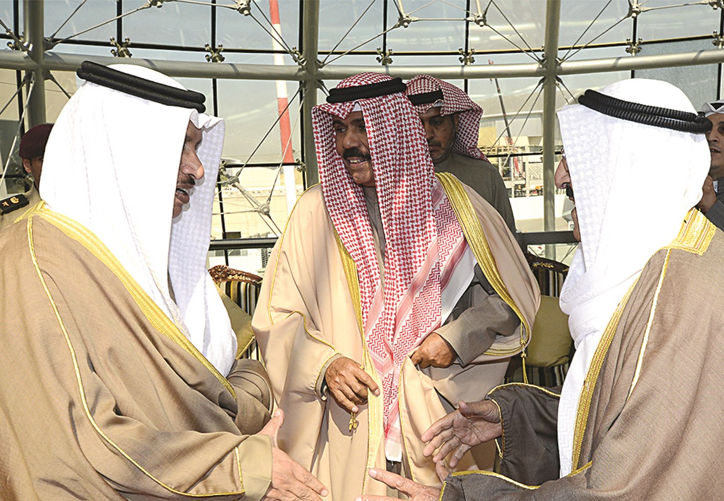 صاحب السمو يصافح المبارك مودعاً وبينهما ولي العهد