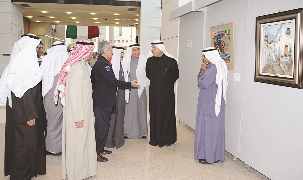 u0627u0644u064au0648u062du0629 u062eu0644u0627u0644 u062cu0648u0644u0629 u0641u064a u0627u0644u0645u0643u062au0628u0629 (u062au0635u0648u064au0631 u0643u0631u0645 u0630u064au0627u0628)