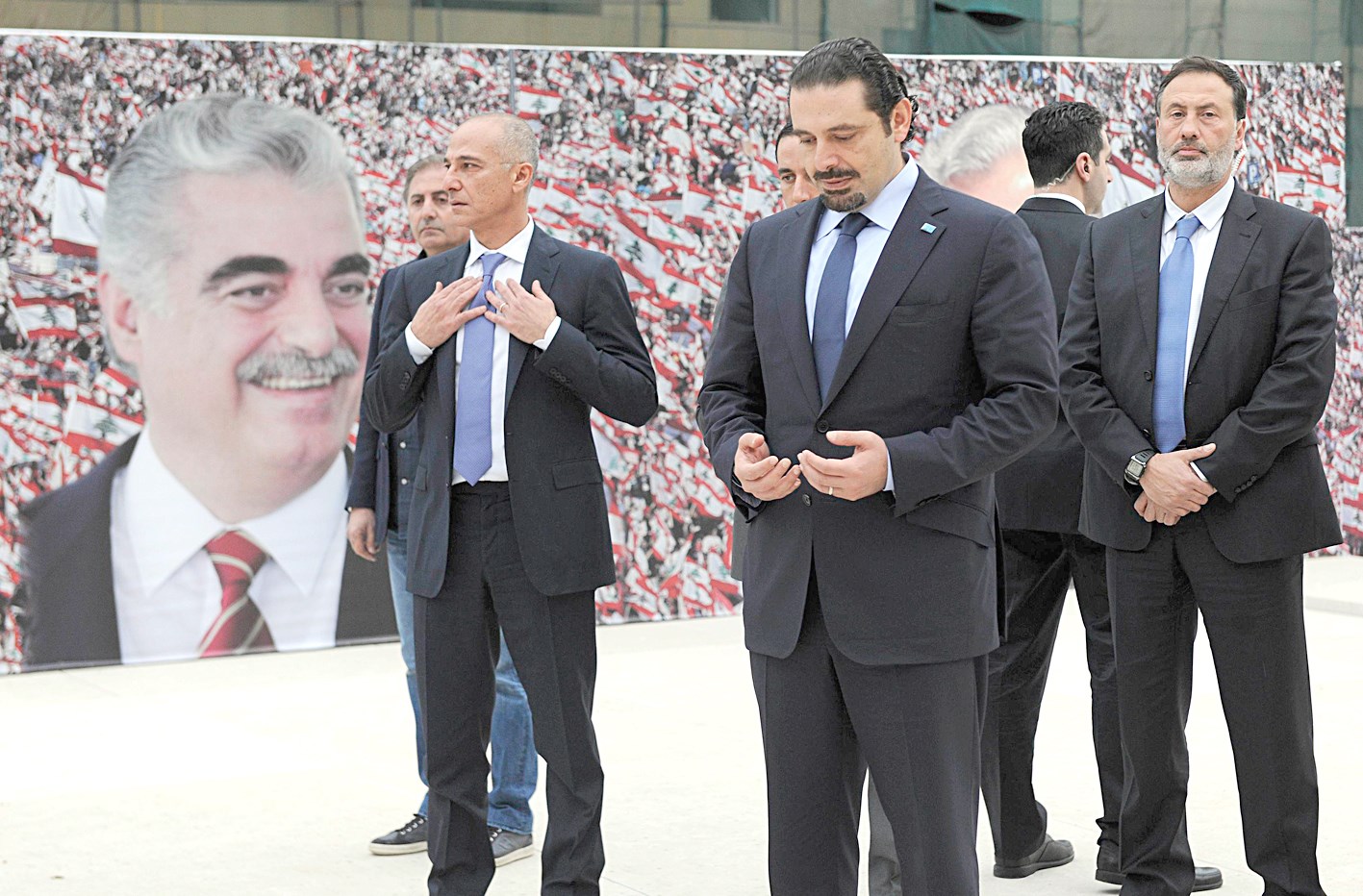 u0627u0644u062du0631u064au0631u064a u0645u062du0627u0637u0627u064b u0628u062du0631u0651u0627u0633u0647 u064au0642u0631u0623 u0627u0644u0641u0627u062au062du0629 u0639u0644u0649 u0642u0628u0631 u0648u0627u0644u062fu0647 u0641u064a u0648u0633u0637 u0628u064au0631u0648u062a u0623u0648u0644 u0645u0646 u0623u0645u0633 (u0631u0648u064au062au0631u0632)