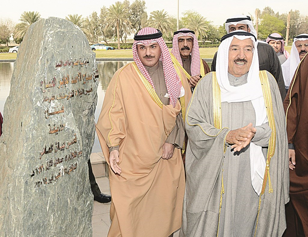 ... وأمام اللوحة التذكارية للمشروع