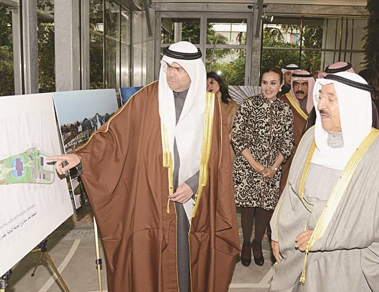 الأمير يستمع إلى شرح من عبدالعزيز اسحق عن المشروع