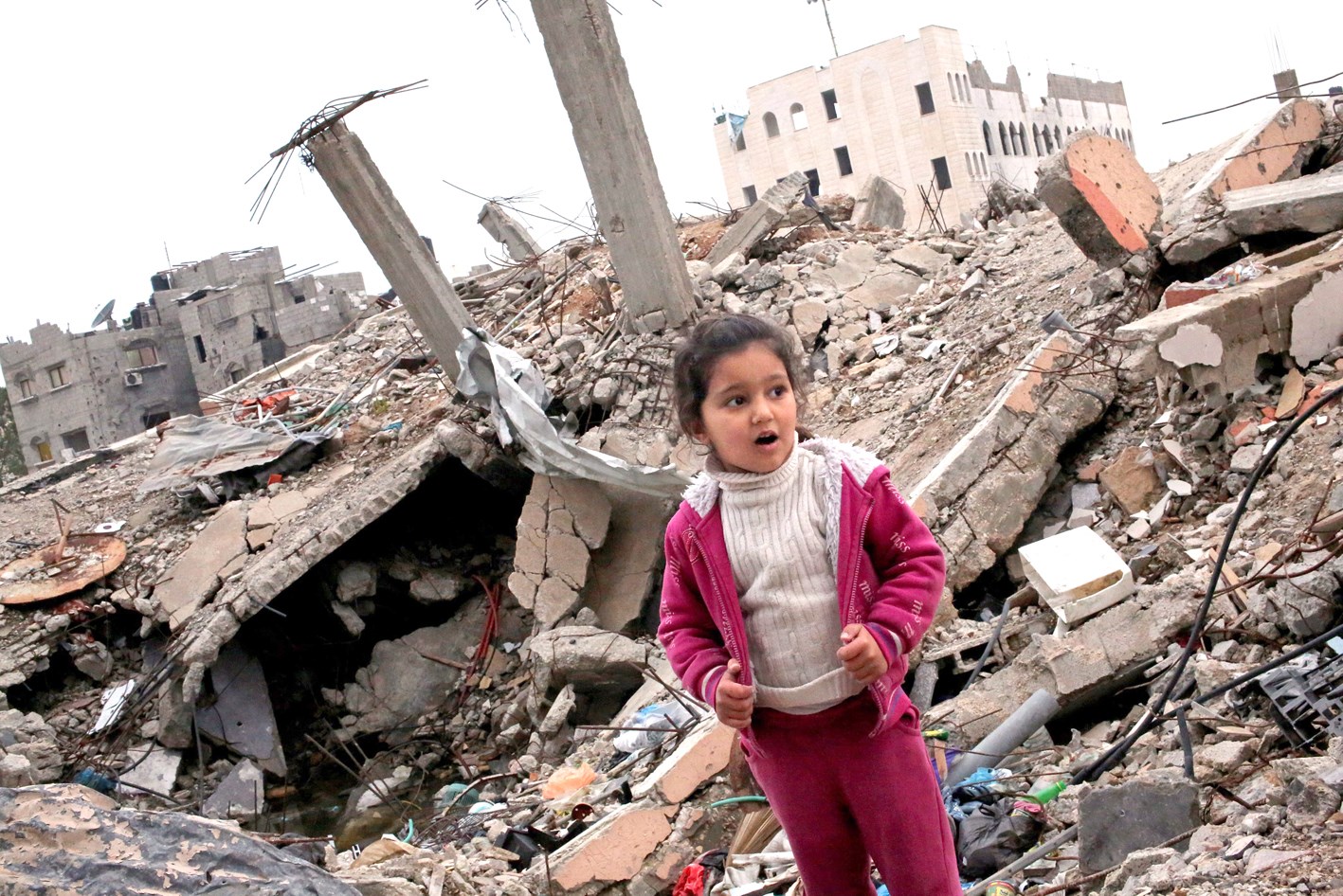 u0637u0641u0644u0629 u0641u0644u0633u0637u064au0646u064au0629 u062au0642u0641 u0628u064au0646 u0623u0646u0642u0627u0636 u0645u0628u0627u0646u064d u0645u062fu0645u0631u0629 u0641u064a u0642u0637u0627u0639 u063au0632u0629 ( u0627 u0628)