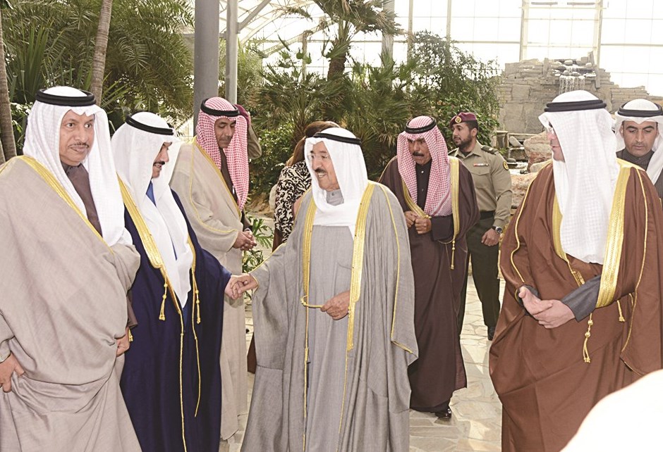 سمو الأمير خلال افتتاح مشروع الحديقة النباتية في قصر بيان