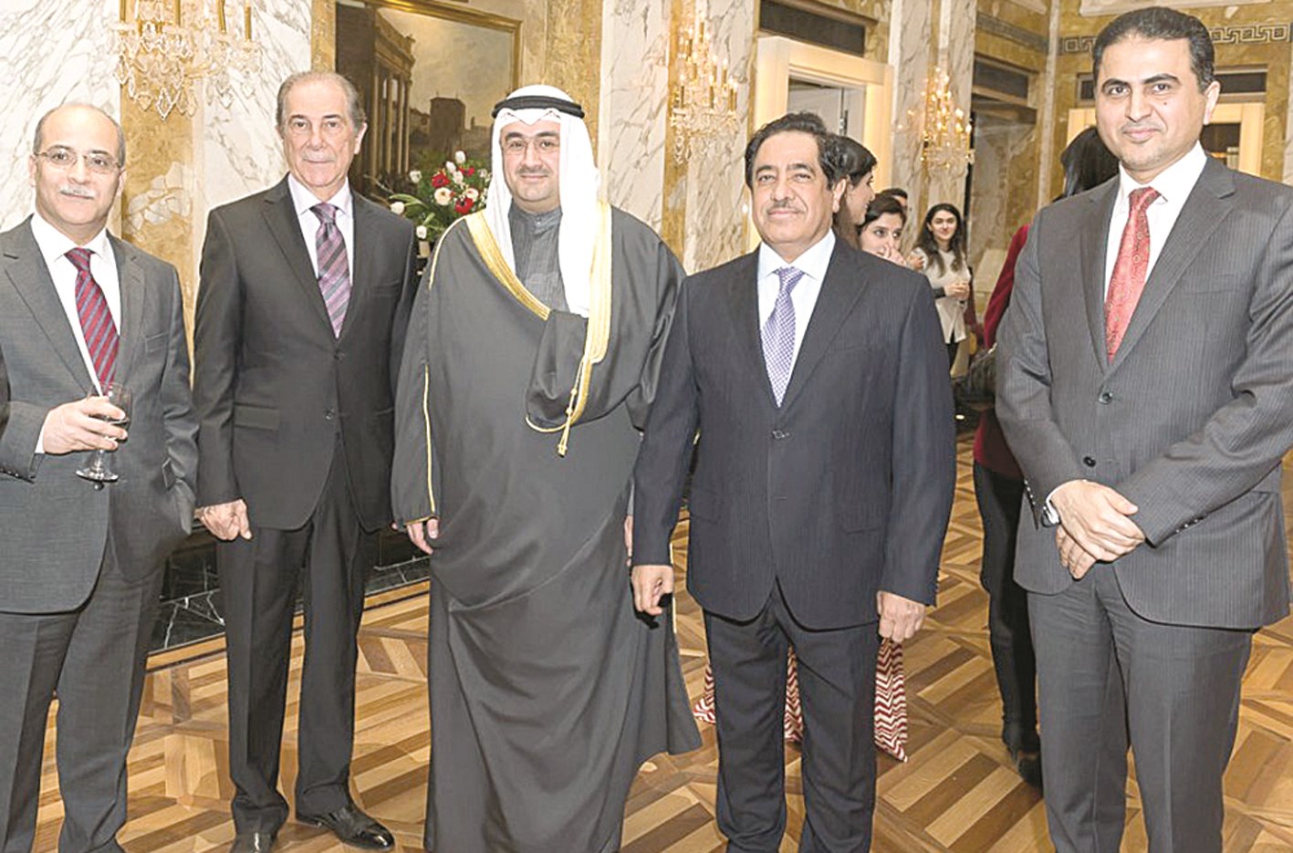 السفير معرفي متوسطاًً سفراء عرباً