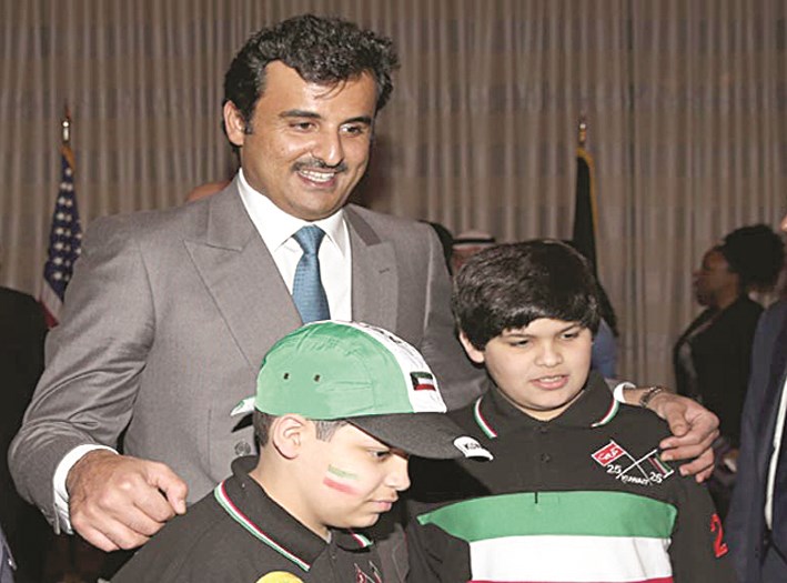 أمير قطر الشيخ تميم بن حمد مشاركاً فرحة أطفال الكويت بالأعياد