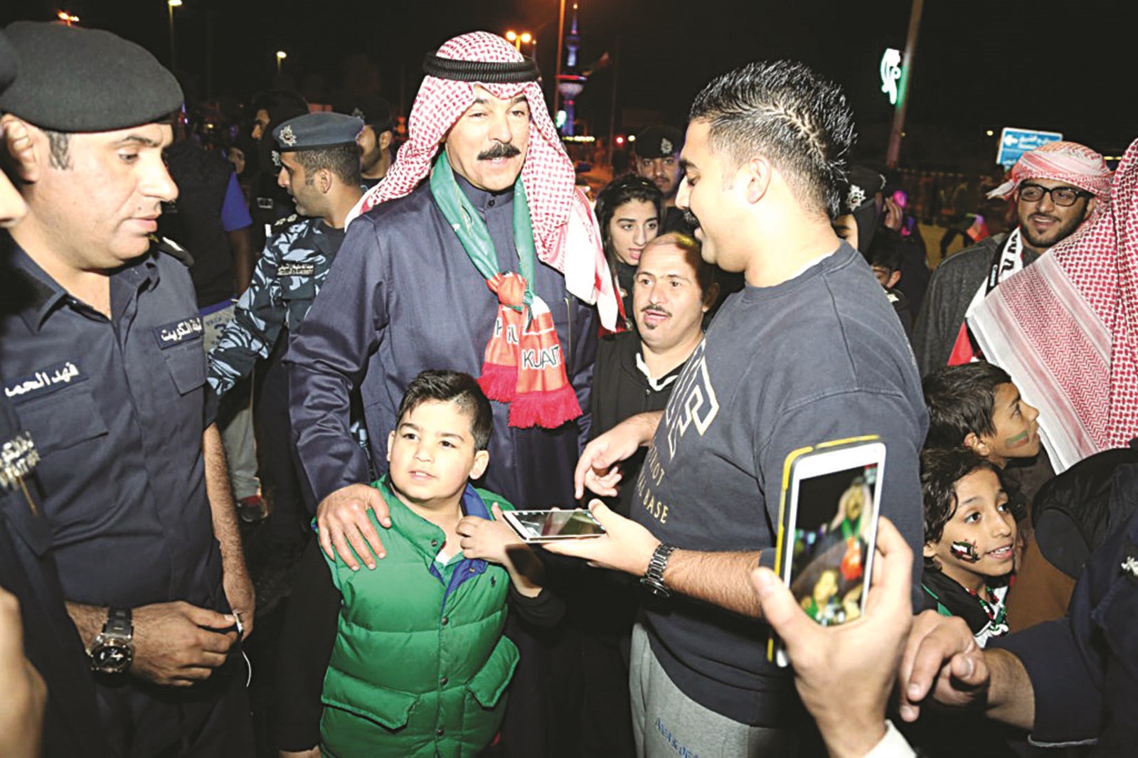 محمد الخالد مستجيباً لعدسات الحضور