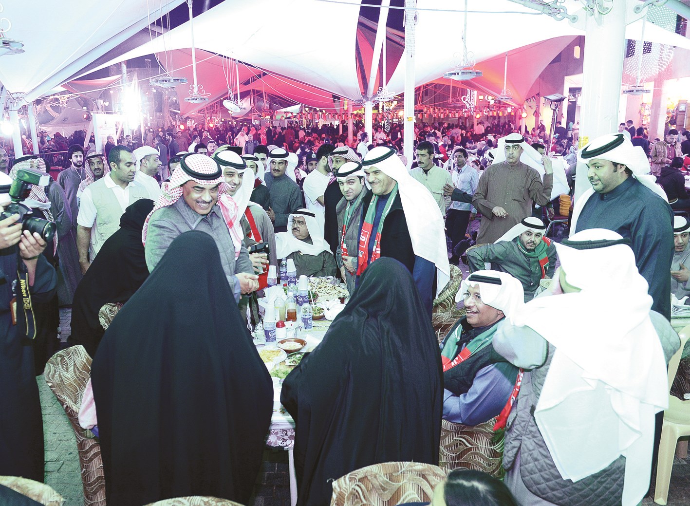 جابر المبارك وأعضاء الحكومة في حديث «عفوي» مع مواطنين ومواطنات