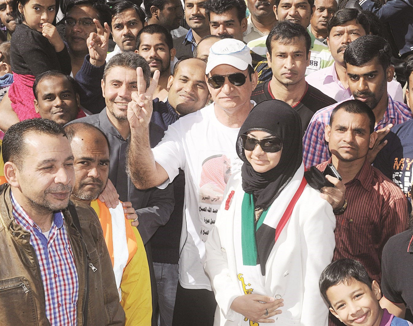 رافعاً علامة النصر وسط جمهوره