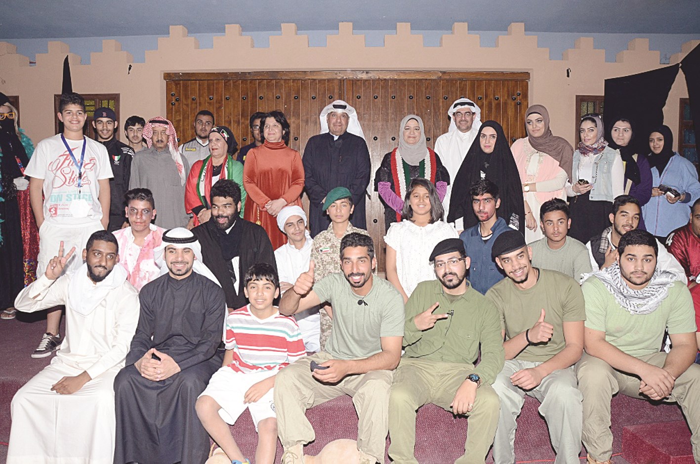 لقطة تذكارية لفريق العمل مع الشيخة أنيسة الصباح ويوسف العميري