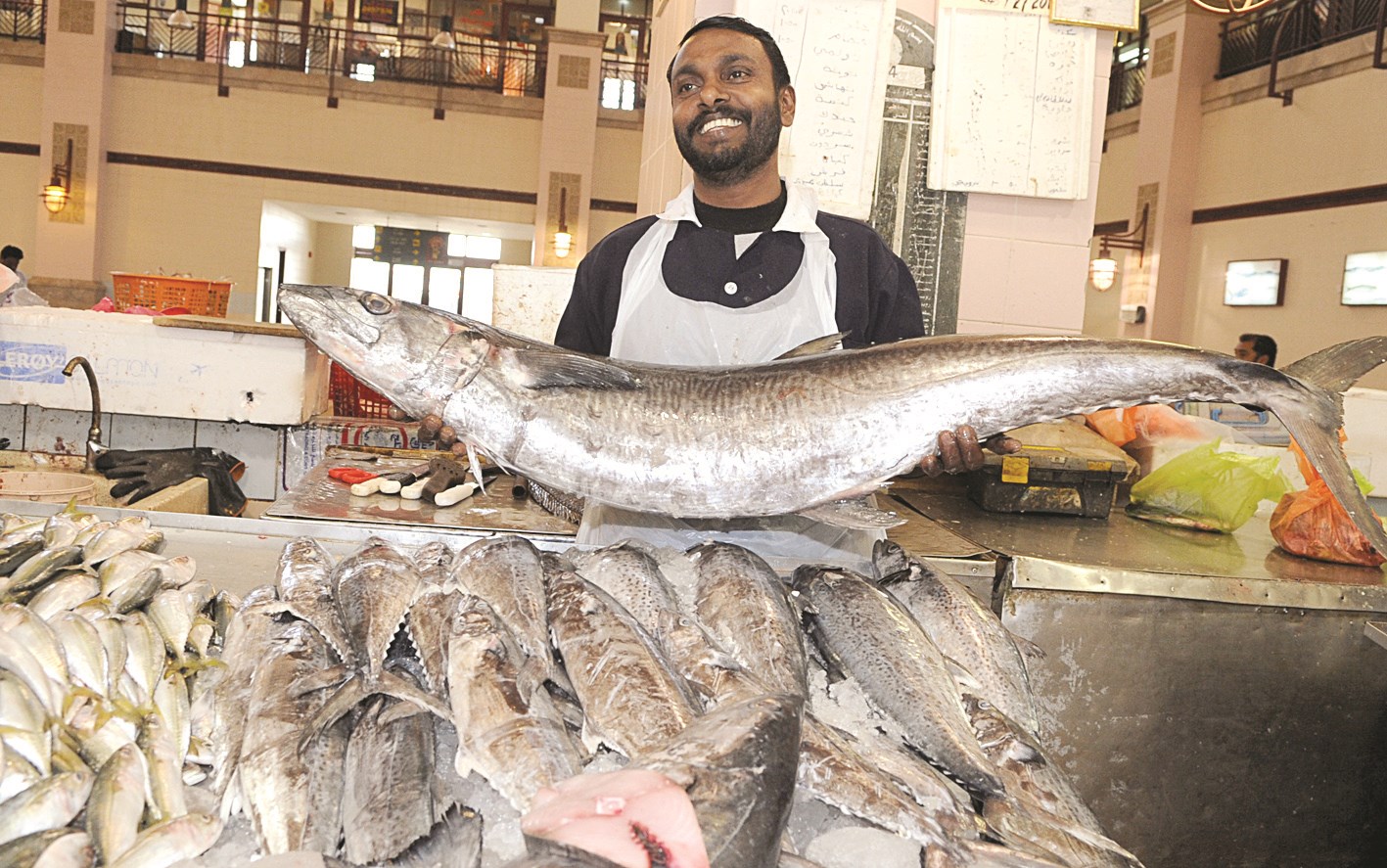 ... وأخرى جاهزة للتقطيع والتنظيف