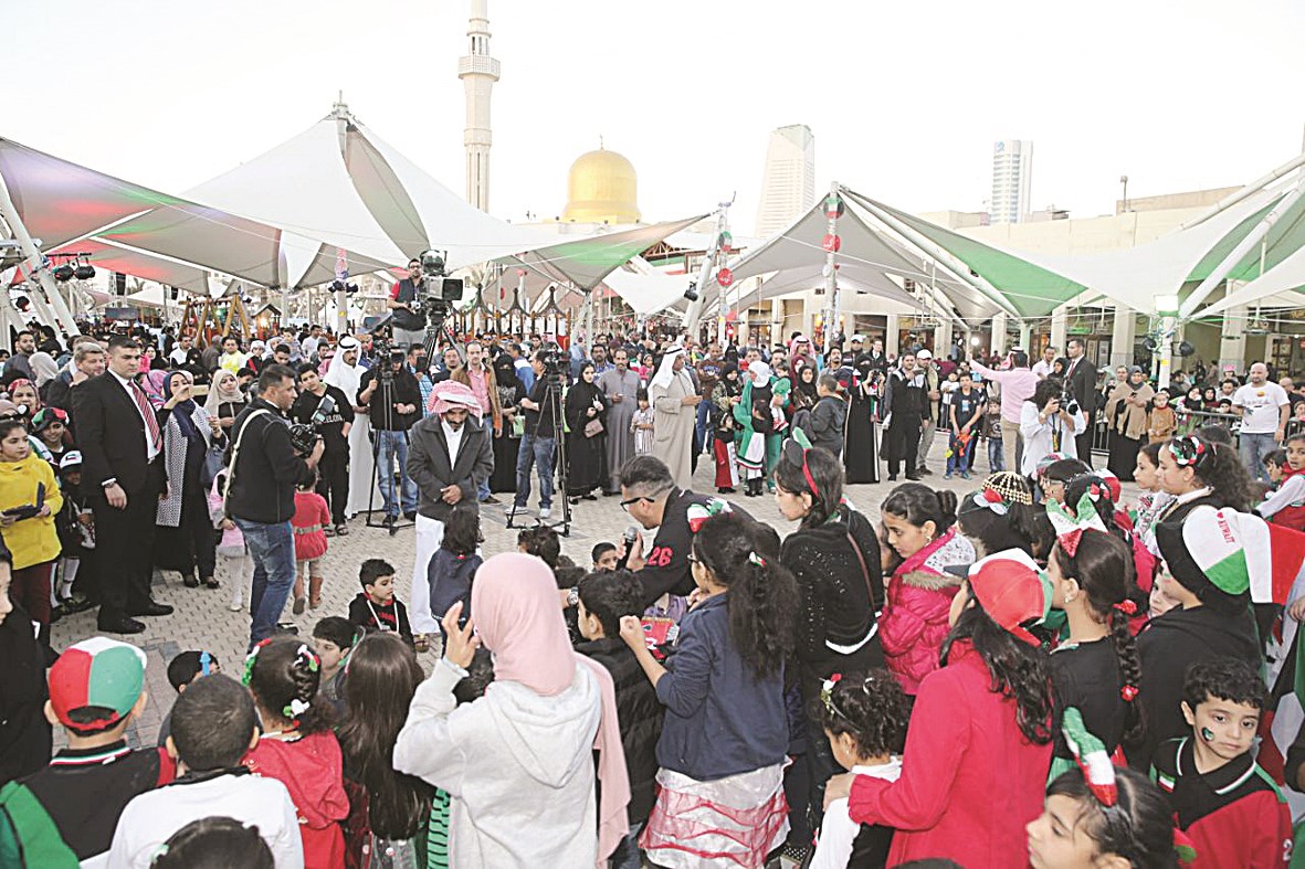 حشد جماهيري من مختلف الفئات والأعمار