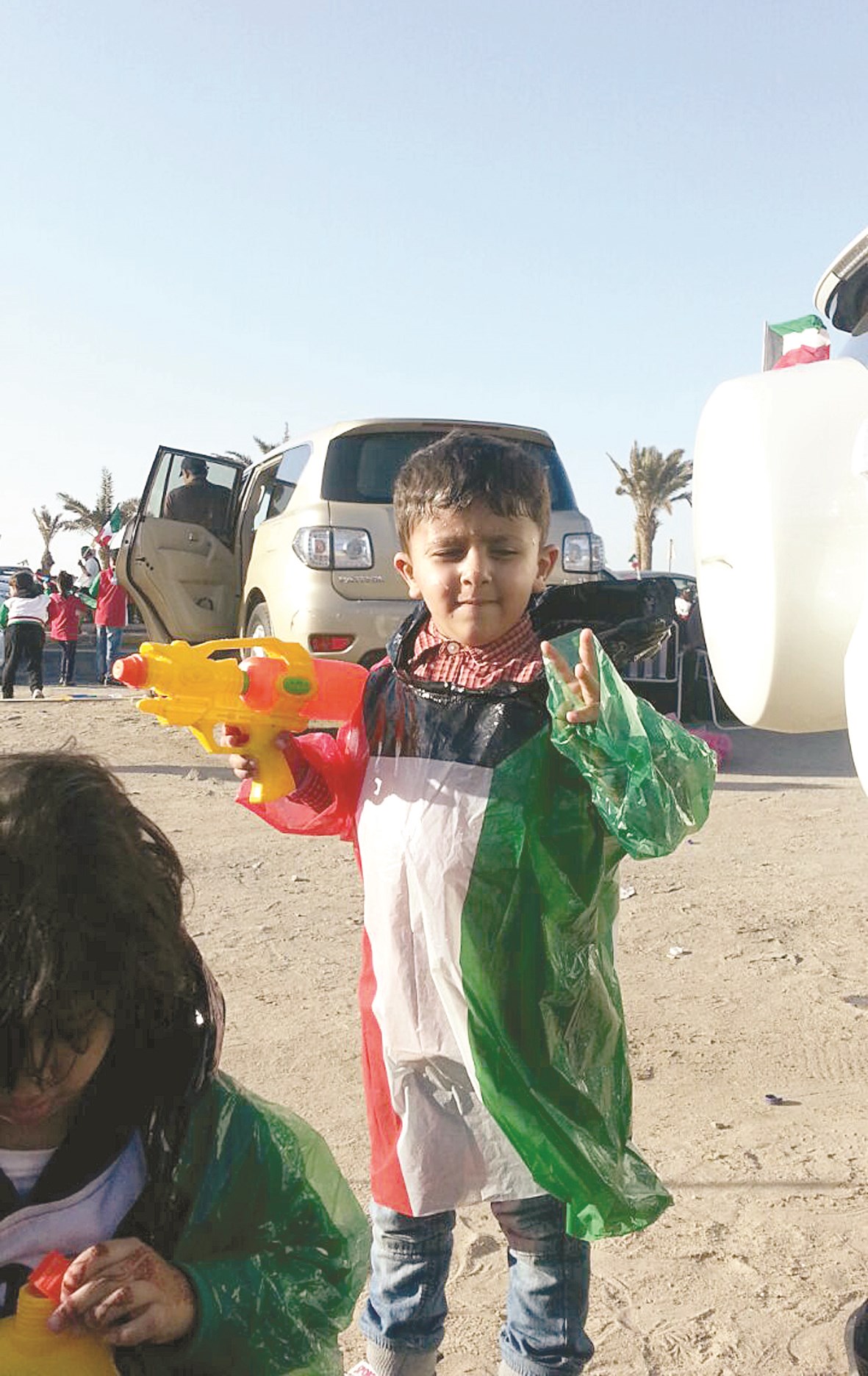 طفل ارتدى معطف مطر على شكل علم خلال الاحتفال