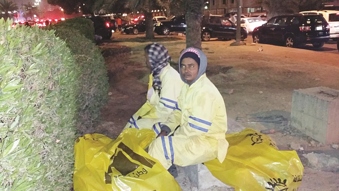 عاملان من البلدية في انتظار نهاية الاحتفالات لتنظيف الشارع