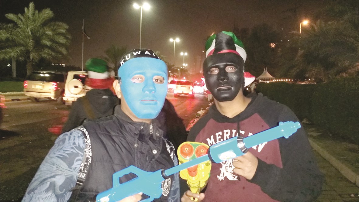 أقنعة ومدافع مياه