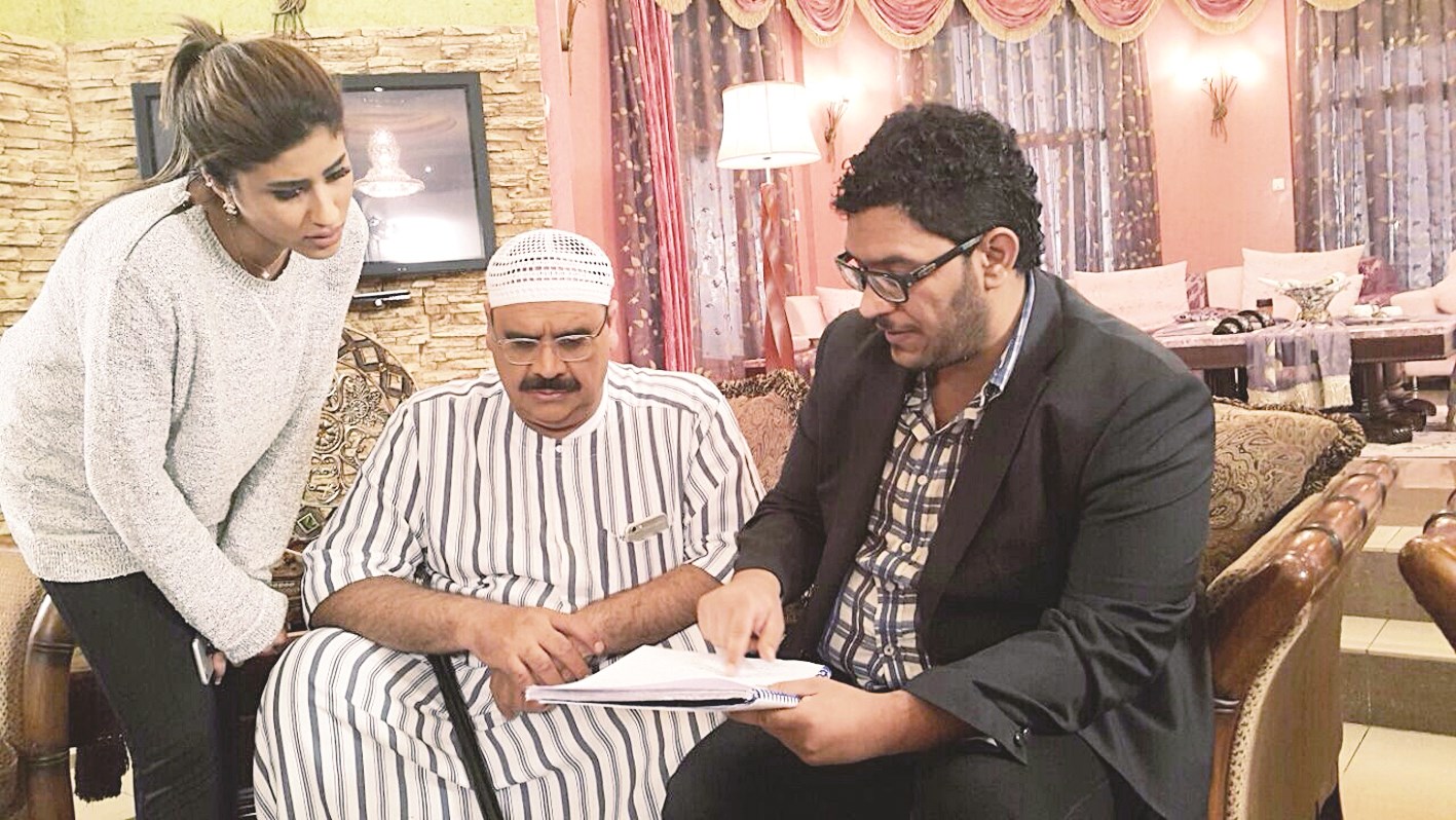 داود حسين يراجع النص مع المهدي... وتبدو ليلى عبد الله