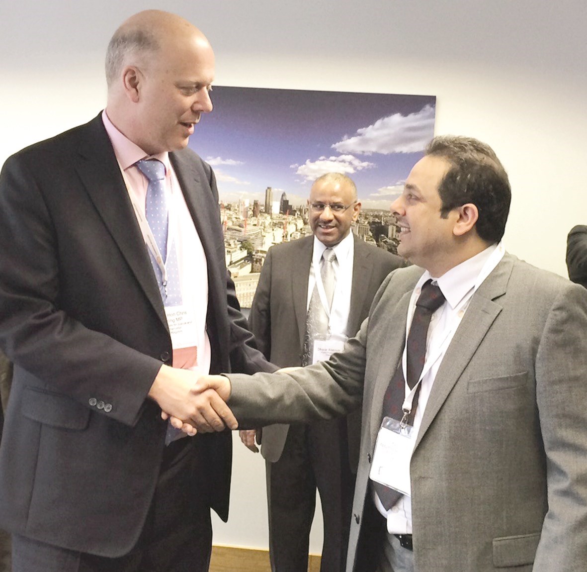 الصانع مع وزير العدل البريطاني كريس جرايليغ