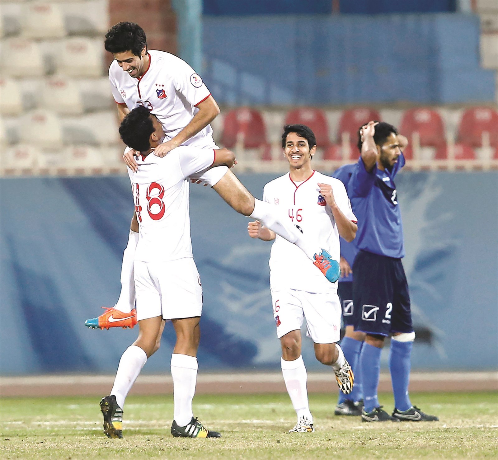 u0641u0631u062du0629 u0644u0627u0639u0628u064a u00abu0627u0644u0643u0648u064au062au00bb u0628u0640u0623u062du062f u0627u0644u0623u0647u062fu0627u0641 u0627u0644u062au0633u0639u0629  (u0627u0644u0623u0632u0631u0642 u062fu0648u062a u0643u0648u0645)