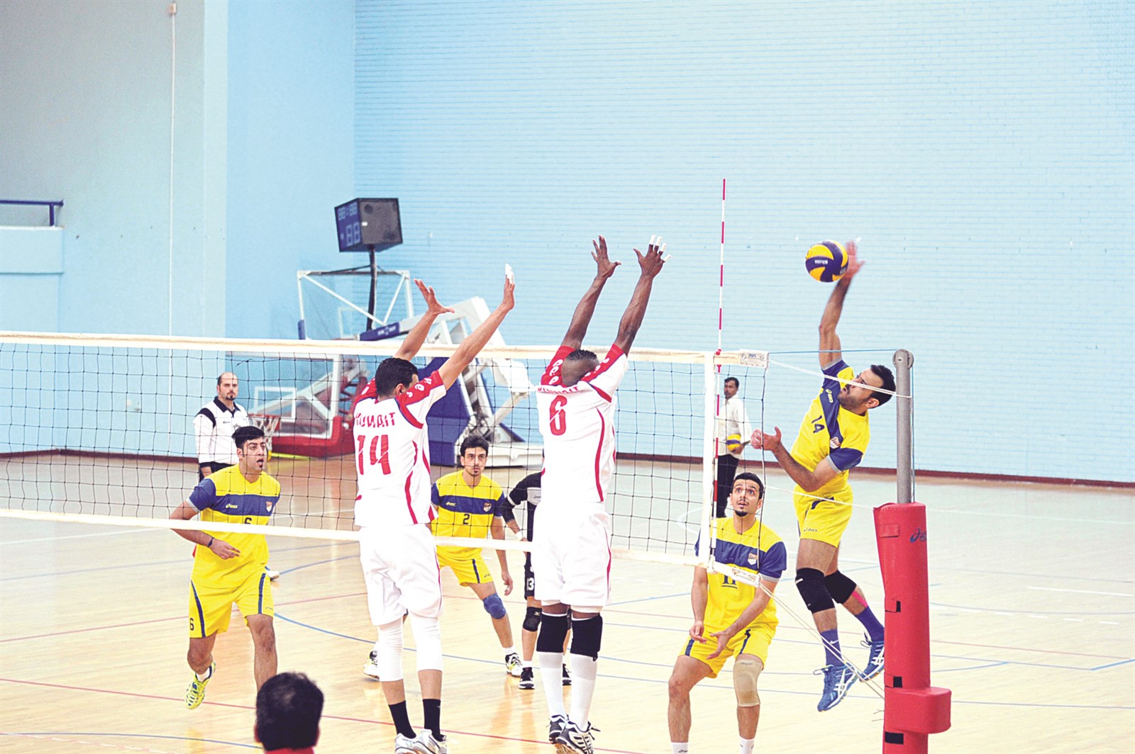 u062du0627u0626u0637 u0635u062f u0643u0648u064au062au0627u0648u064a u0623u0645u0627u0645 u0627u0644u0633u0627u062du0644  (u062au0635u0648u064au0631 u0646u0648u0631 u0647u0646u062fu0627u0648u064a)