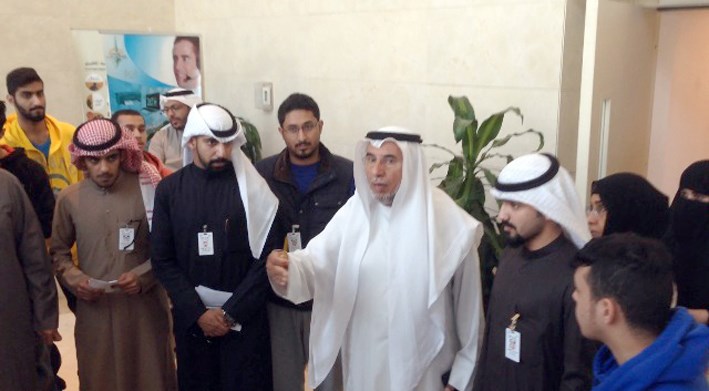 اللوغاني متحدثاً إلى الطلبة