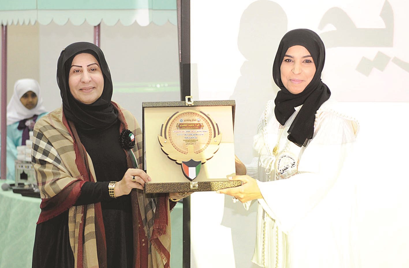 ... u0648u062au0643u0631u064au0645 u0645u062fu064au0631u0629 u0627u0644u0645u062fu0631u0633u0629 u0641u0627u0637u0645u0629 u0627u0644u0638u0641u064au0631u064a (u062au0635u0648u064au0631 u0646u0627u064au0641 u0627u0644u0639u0642u0644u0629)