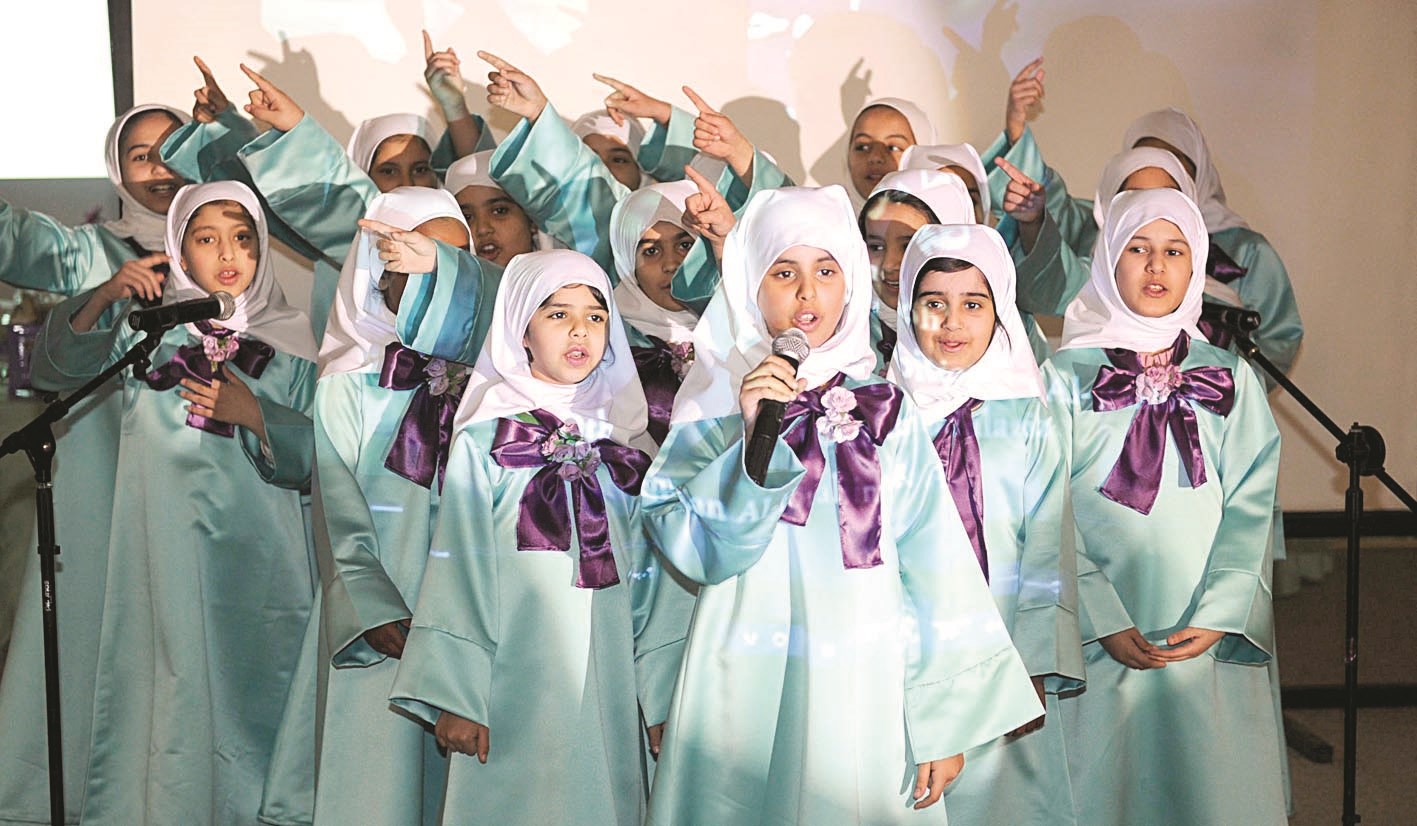 طالبات يؤدين أناشيد